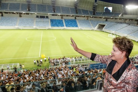 Dilma acenando