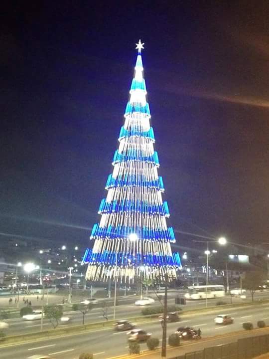 Árvore de Natal no bairro Mirassol em Natal (RN)